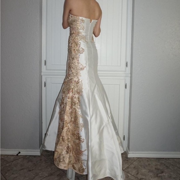 WHITE GOWN - Picture 3 of 4